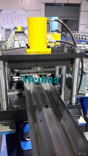 多規(guī)格公路波形護(hù)欄板自動生產(chǎn)設(shè)備