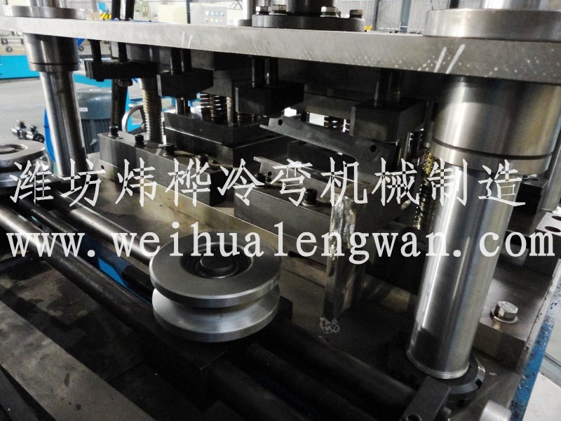 立柱型材成型設(shè)備